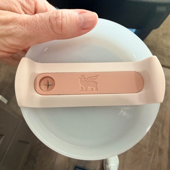 STANLEY Quencher H2.0 Tumbler with Handle and Straw 40 oz | Flowstate 3-Position - Picture 4 of 5